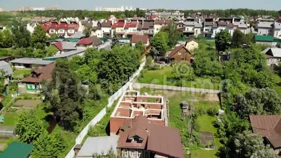俄罗斯莫斯科地区农村房屋的俯视图视频的预览图