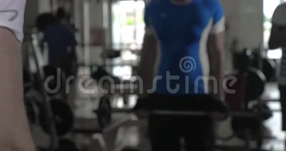 在健身房锻炼的年轻人视频的预览图