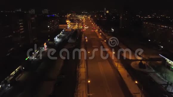 从高处看向被照亮的繁忙道路和夜城多层房屋乌克兰视频的预览图