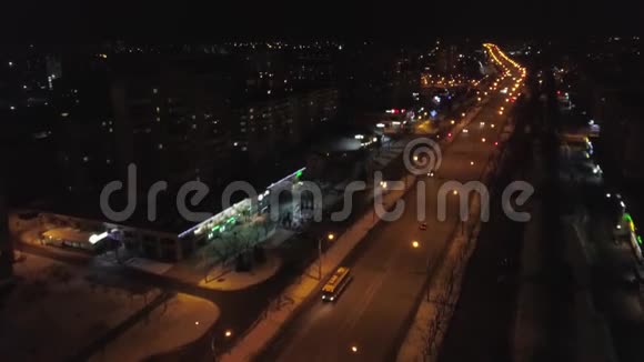 从高处看向被照亮的繁忙道路和夜城多层房屋乌克兰视频的预览图