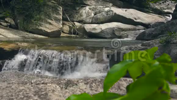 湍急的河流从瀑布流出来在热带森林的大石头上流淌瀑布流山河视频的预览图