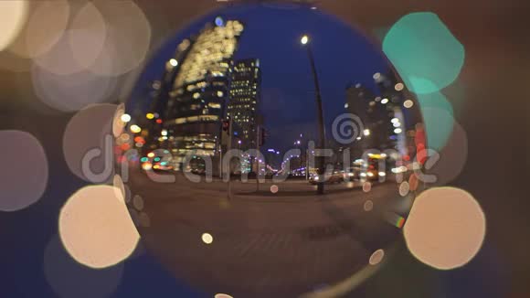 城市中心街景傍晚透过玻璃球看到视频的预览图