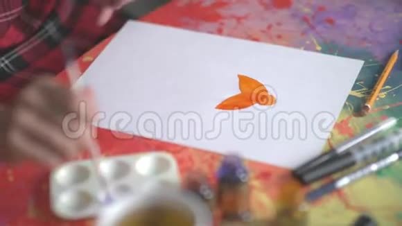 艺术家画一个女人的轮廓橙色水彩颜料视频的预览图