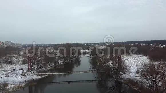 冬季河流景观雪航空视频的预览图