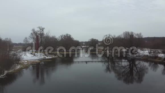 冬季河流景观雪航空视频的预览图