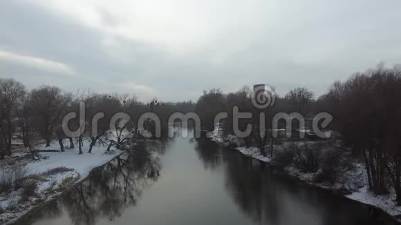 冬季河流景观雪航空视频的预览图