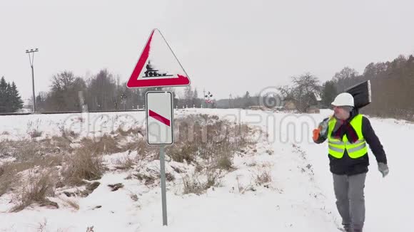 道路附近有雪的工人清洁警告标志视频的预览图