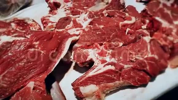 一个村庄集市的柜台上摆着一块肉视频的预览图