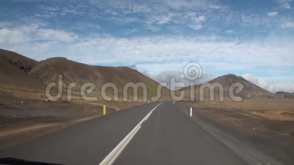 通往格陵兰天空中山脉和云层背景的道路视频的预览图