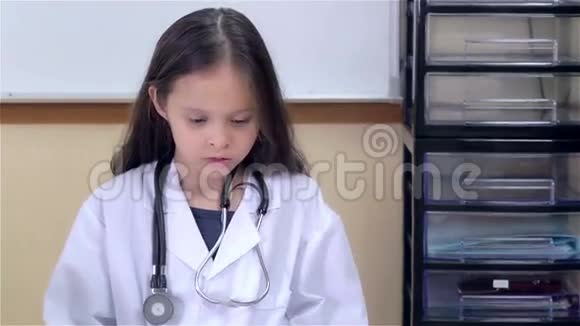 儿童医生看档案视频的预览图