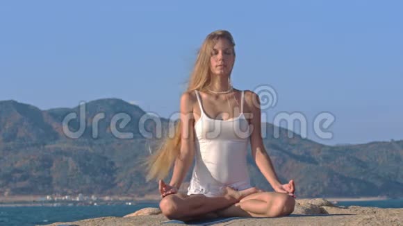 摇滚瑜伽软糖莲花中的金发女郎视频的预览图