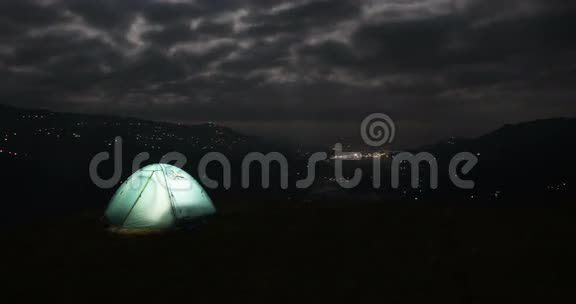 乌云背景下的发光帐篷视频的预览图