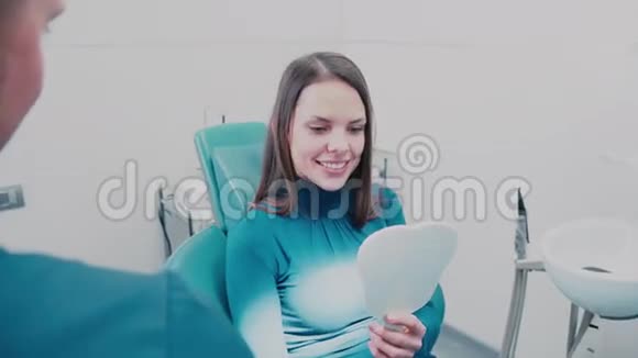 病人评估牙医的工作健康的牙齿和美丽的微笑视频的预览图