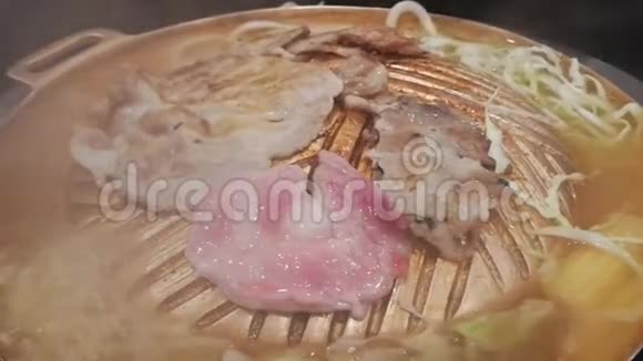烤猪肉在黄铜锅上烤肉视频的预览图
