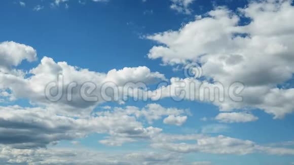 蓝天白云云景运动自由能量云时间推移视频的预览图