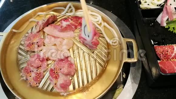 烧烤猪肉在黄铜锅上烤肉视频的预览图
