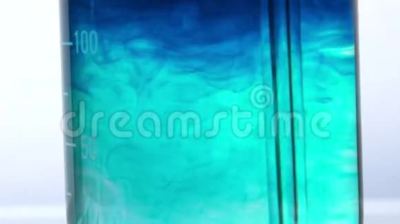 在化学试剂的作用下水被染成蓝色视频的预览图