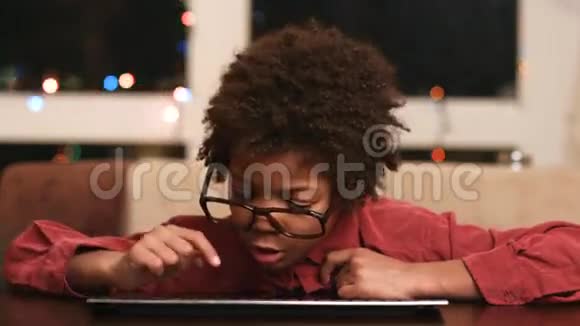 黑人男孩在键盘上打字视频的预览图