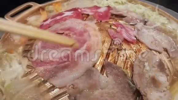 烤猪肉在黄铜锅上烤肉视频的预览图