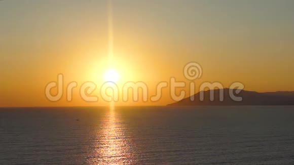 夏天宁静的日落笼罩在光滑的黑海上视频的预览图