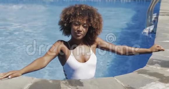 在游泳池里摆姿势的好女孩视频的预览图