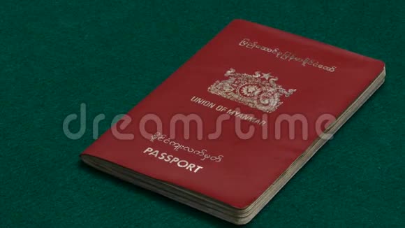 绿色桌子上的缅甸护照视频的预览图