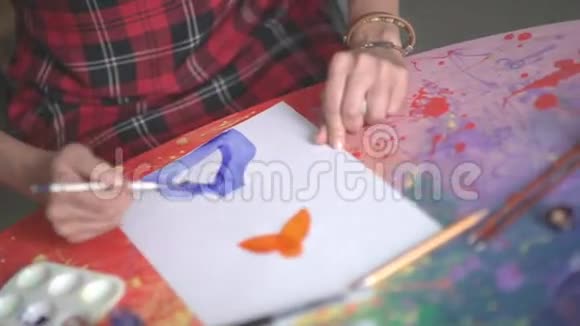 水彩颜料橙色油漆在工作的艺术家视频的预览图