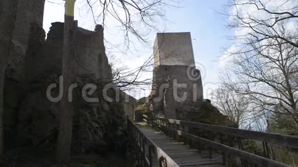 中世纪哥德塔式城堡前有吊桥视频的预览图