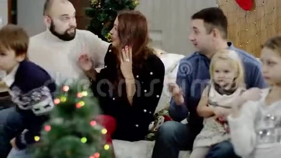 圣诞派对中幸福家庭的侧视显示大拇指视频的预览图