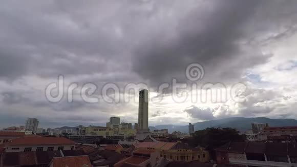 乔治城摩天大楼景观在雨季高清时间流逝槟城马拉西亚背景上的云和山视频的预览图