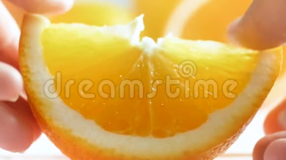 特写橙汁片爆汁慢动作视频视频的预览图