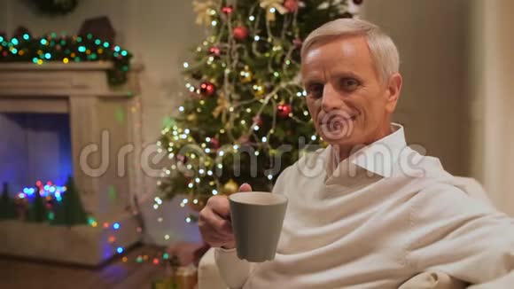 积极的老人在家喝茶视频的预览图