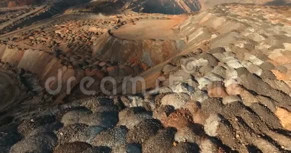 矿物景观是个采石场一堆矿物的俯视图美丽的自然图画视频的预览图