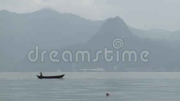 人在高山上的船湖里游泳视频的预览图