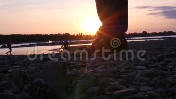 站在你的脚趾上亲吻一个人在河边的日落腿特写高清1920x1080慢动作视频的预览图