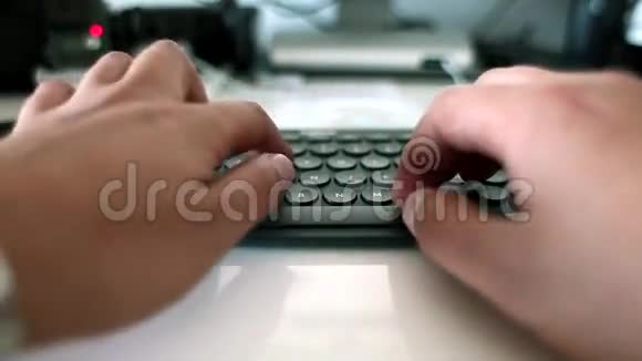 白人男性在无线键盘上打字视频的预览图