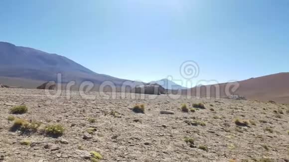 玻利维亚Altiplano附近乌尤尼盐滩的岩石谷视频的预览图