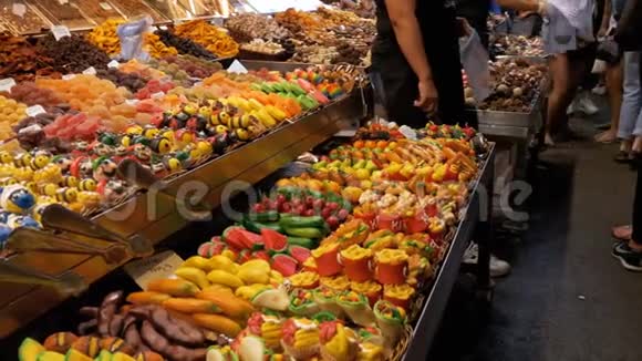 在拉博奎利亚市场展示五颜六色的糖果西班牙巴塞罗那视频的预览图