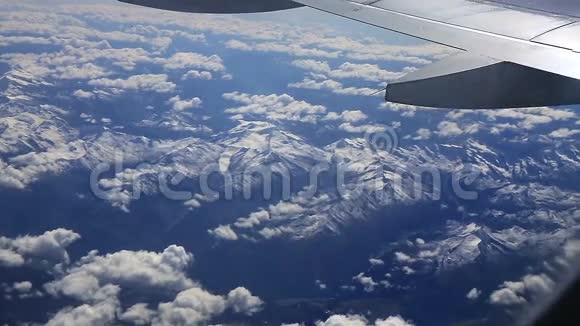 从飞机窗口飞过群山从高处到山景美景空中旅行视频的预览图