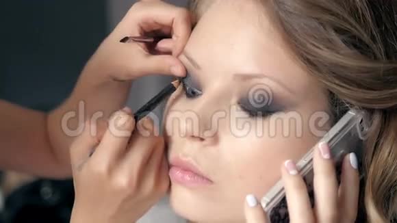 化妆应用特写模范电话化妆粉刷完美肌肤视频的预览图