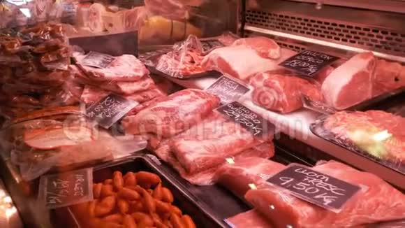 新鲜生肉与价格标签托盘屠夫商店在拉博奎利亚巴塞罗那西班牙视频的预览图