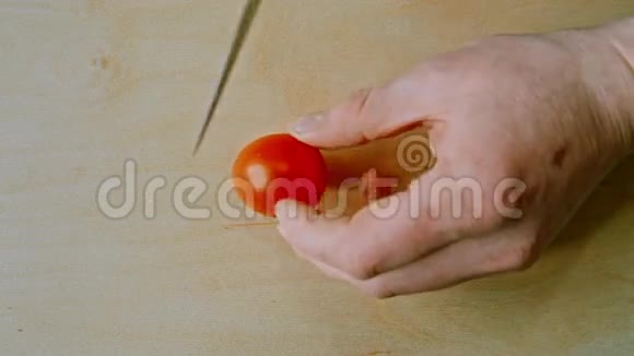 樱桃切片在木板上视频的预览图