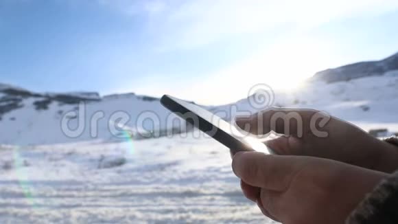 在山顶的智能手机上搜索东西的人用手拿手机视频的预览图
