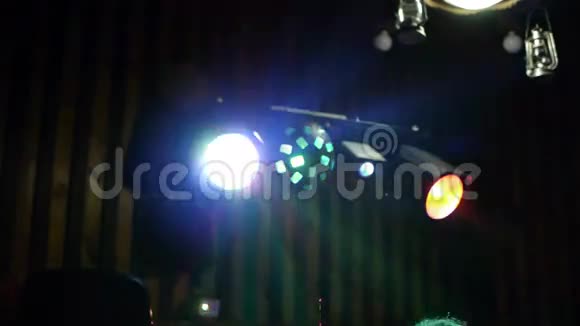 移动多色投影机现场灯光台上夜总会跳舞的风景视频的预览图