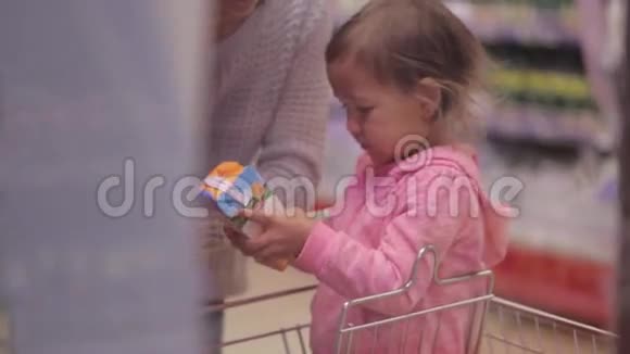 带女儿在冷藏区采摘新鲜奶制品的女人视频的预览图