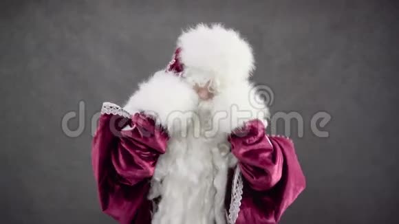 快乐的圣诞老人在黑色背景下跳舞视频的预览图