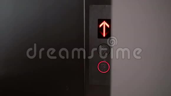 电梯来到楼层门打开女人进入电梯按下按钮和门关闭4K视频的预览图