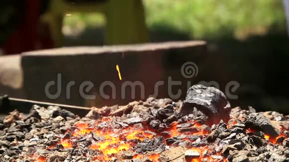 在锻造中燃烧煤炭视频的预览图