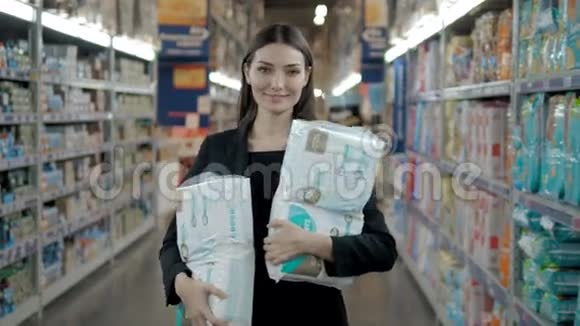 孕妇在超市买尿布购物中心年轻快乐母亲的画像视频的预览图