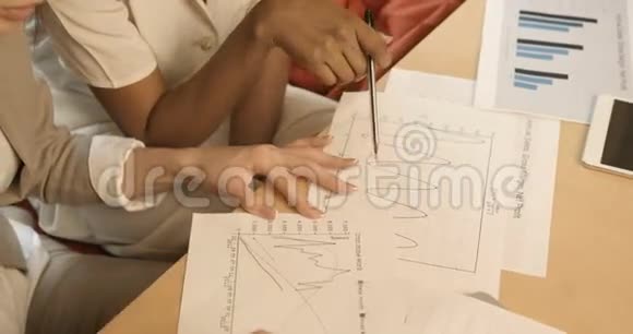 近距离观看女性手上书写的商业图形其中一个是美国黑人视频的预览图